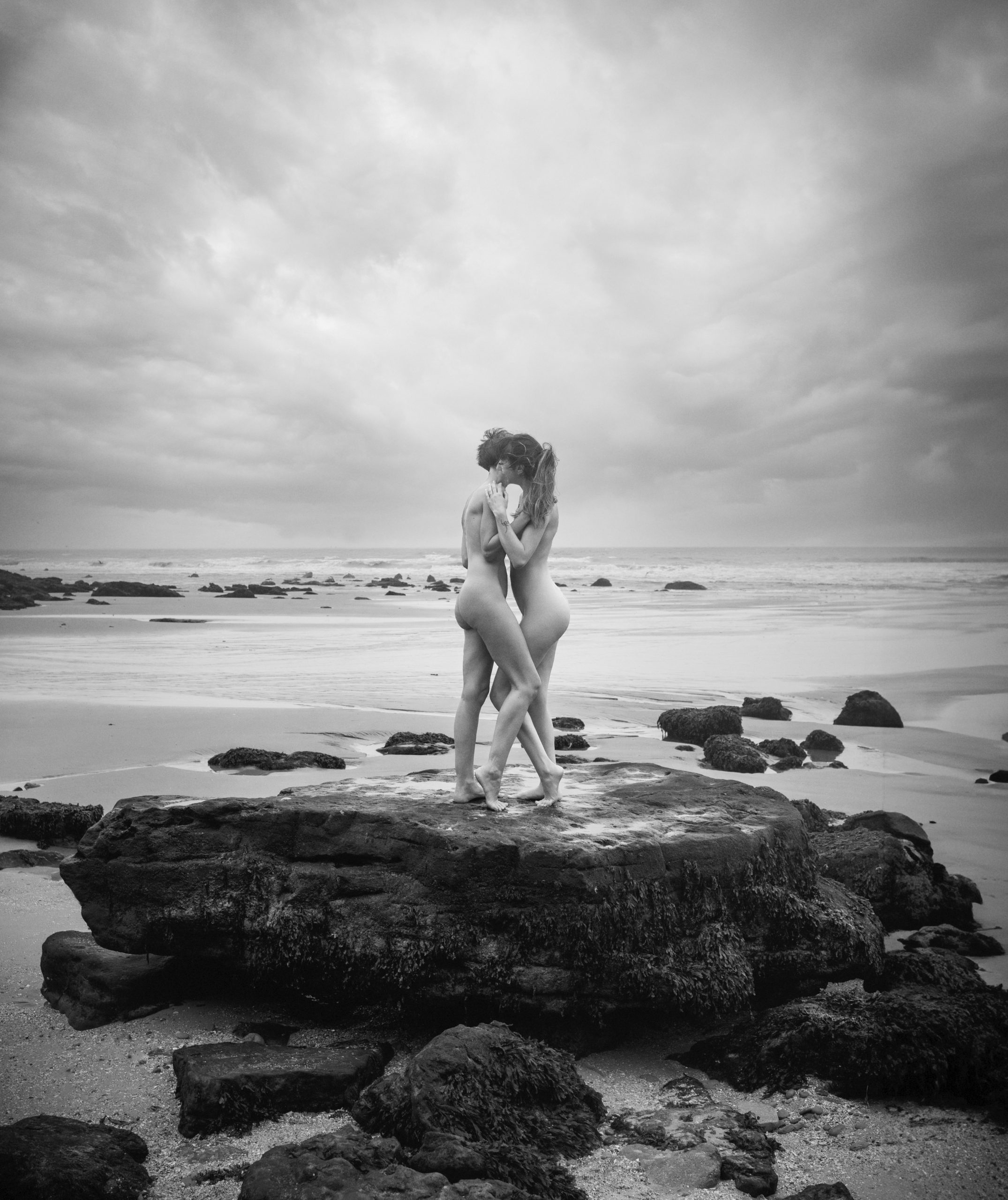 nu sur la plage, deux modèles nus sur la plage d'équihen, photographe-equihen, femmes-nus, art, photographe-artistite, image-artistique, nu artistique