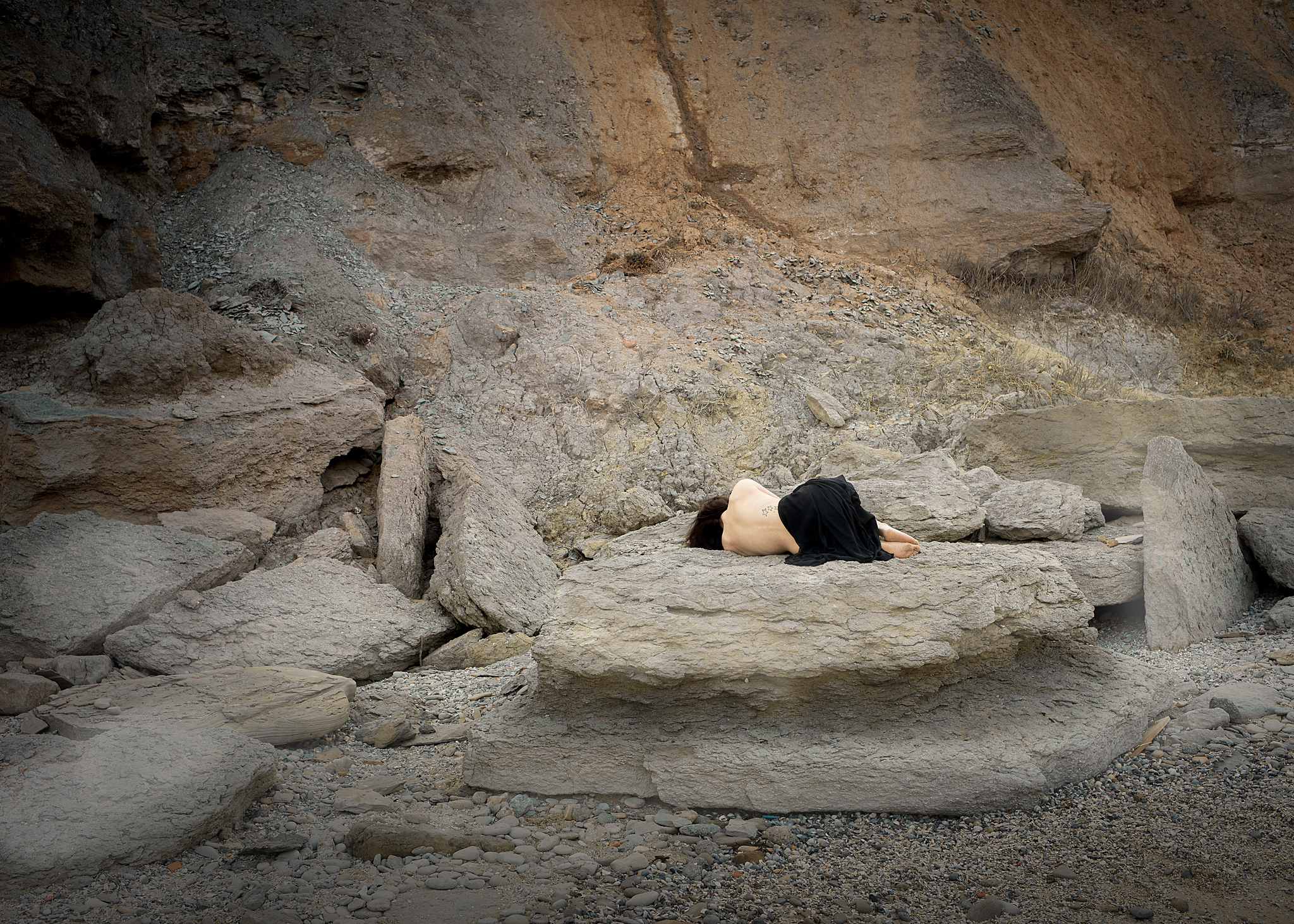 Femme posant nu sur un rocher lors d'une séance photo à Berck