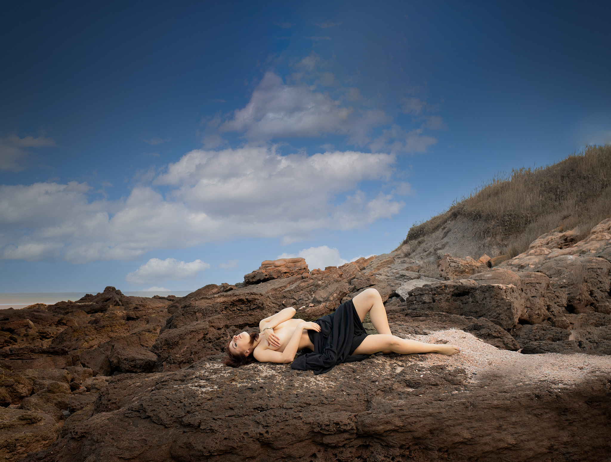 Femme reposant seins nu sur un rocher à le Portel