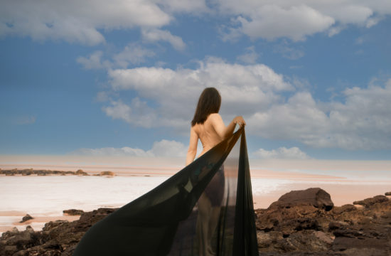 Jeune femme nu de dos posant avec un voile sur la plage d'Equihen