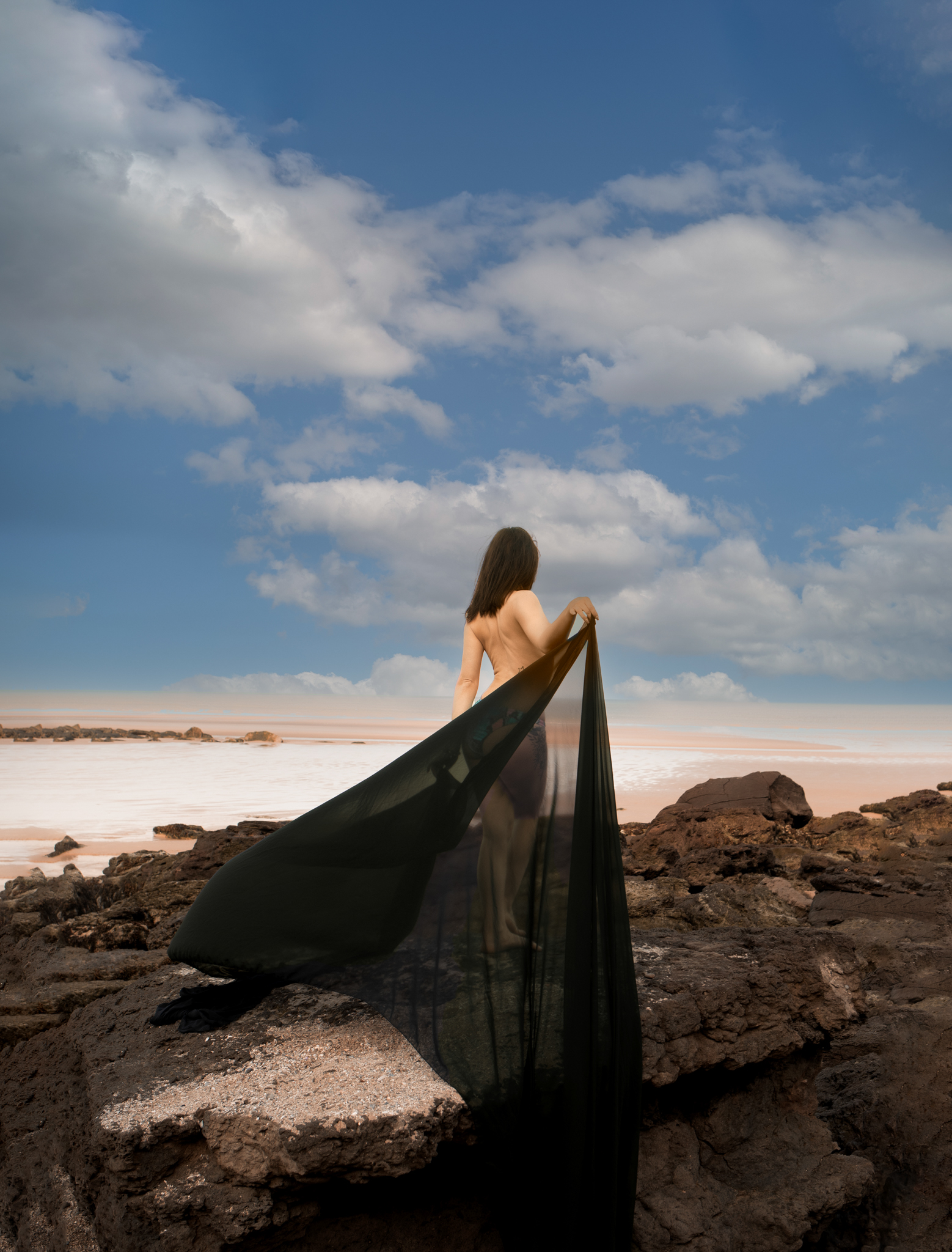 Jeune femme nu de dos posant avec un voile sur la plage d'Equihen