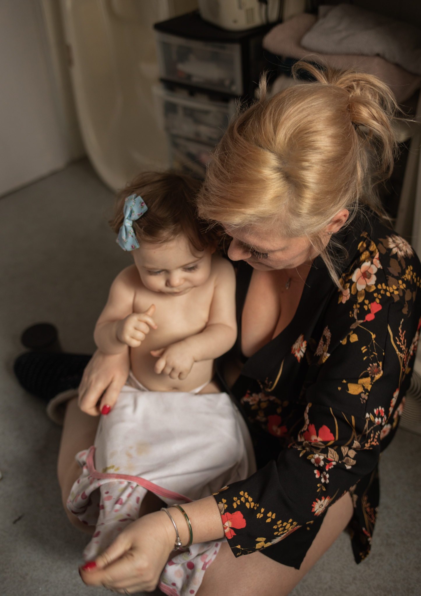 Moment tendresse entre une maman et son bébé