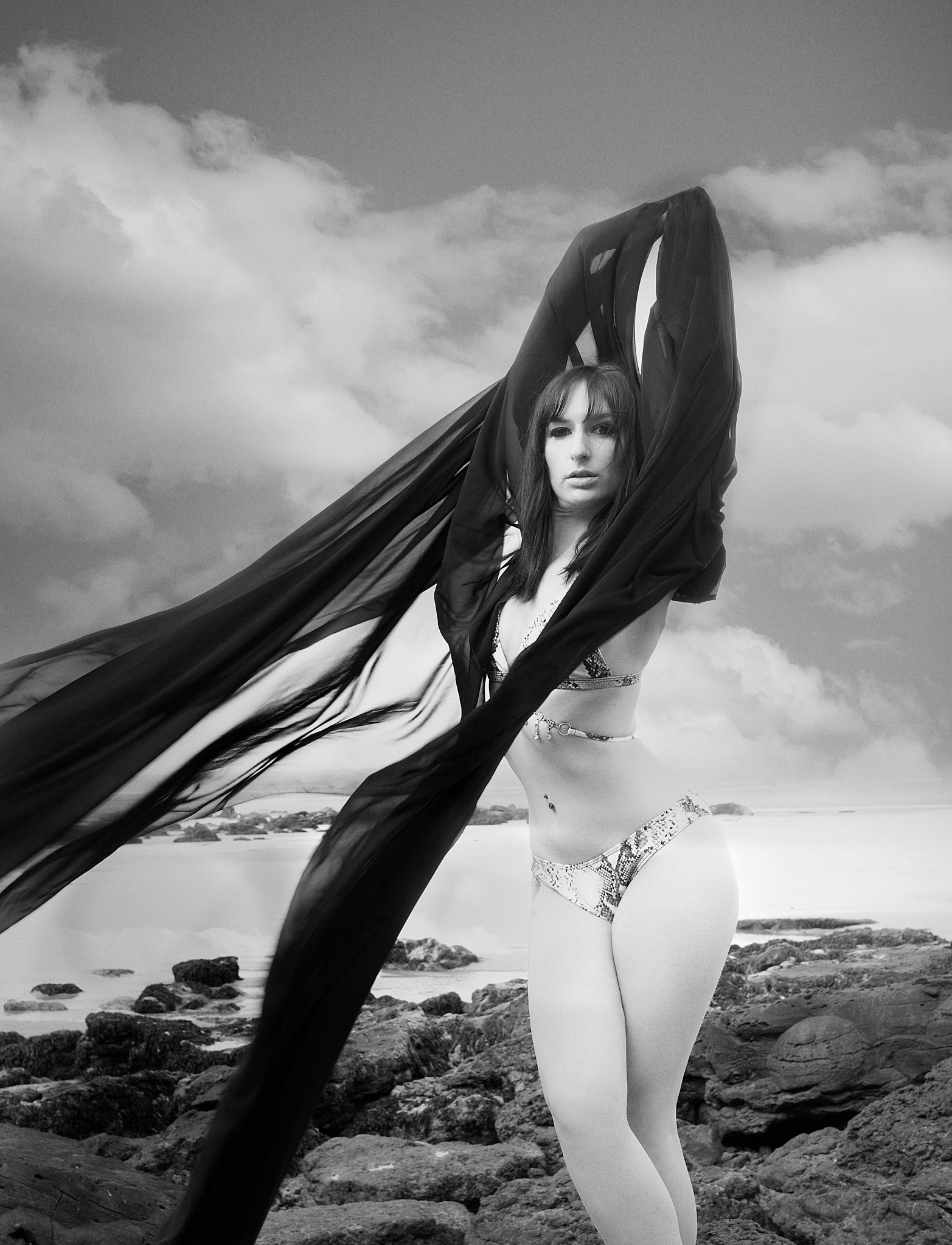 Image en Noir et blanc d'une femme en maillot de bain réalisé lors d'une séance lingerie sur la plage de Boulogne sur mer