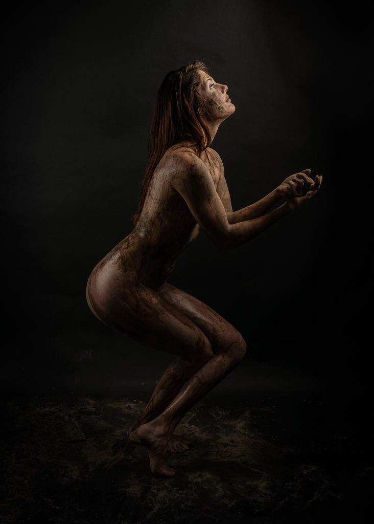 séance nu mélangeant la terre à la peau