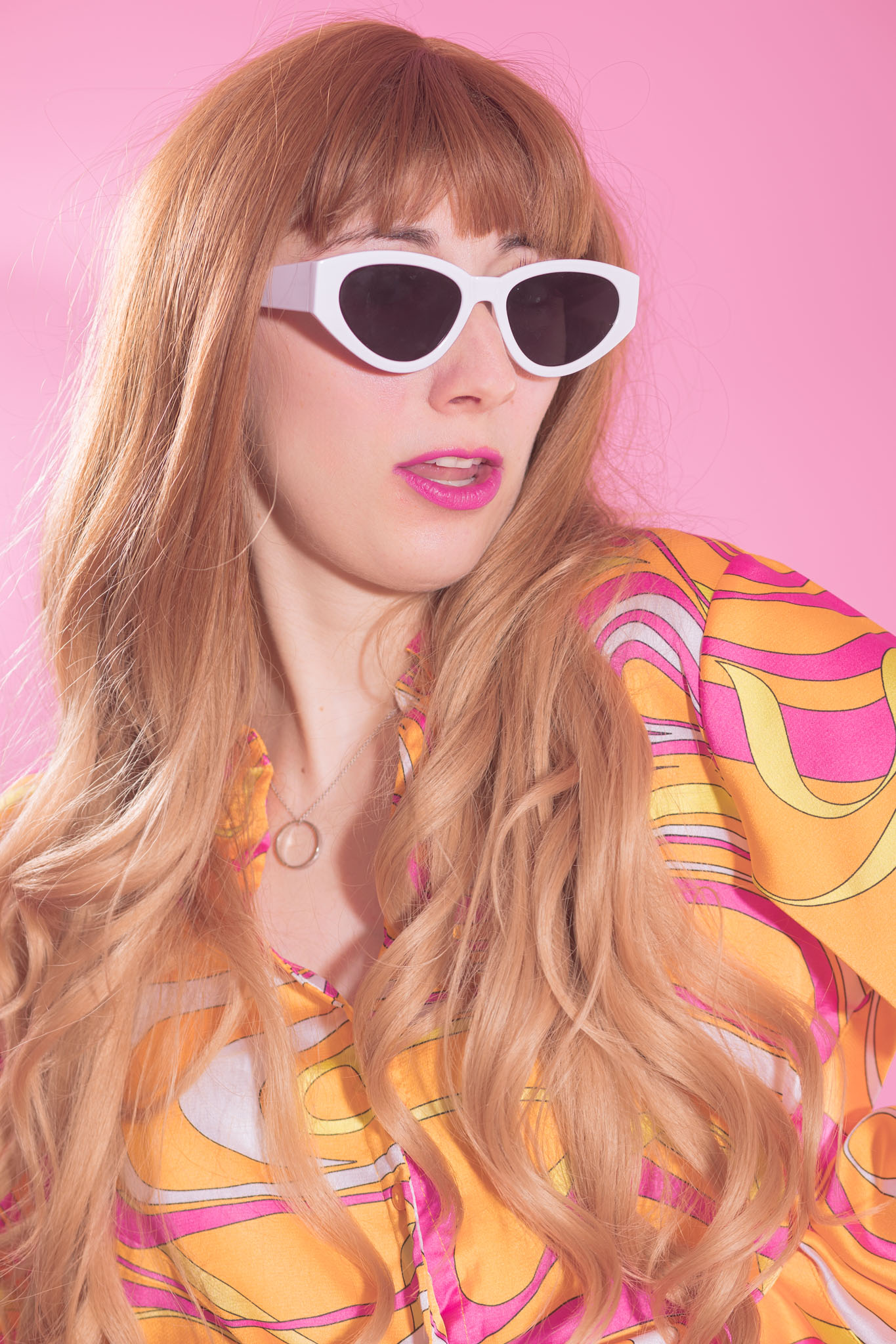 Portrait Barbie, mode, portrait, lunette-de-soleil, studio, rose, année 70, photographe.