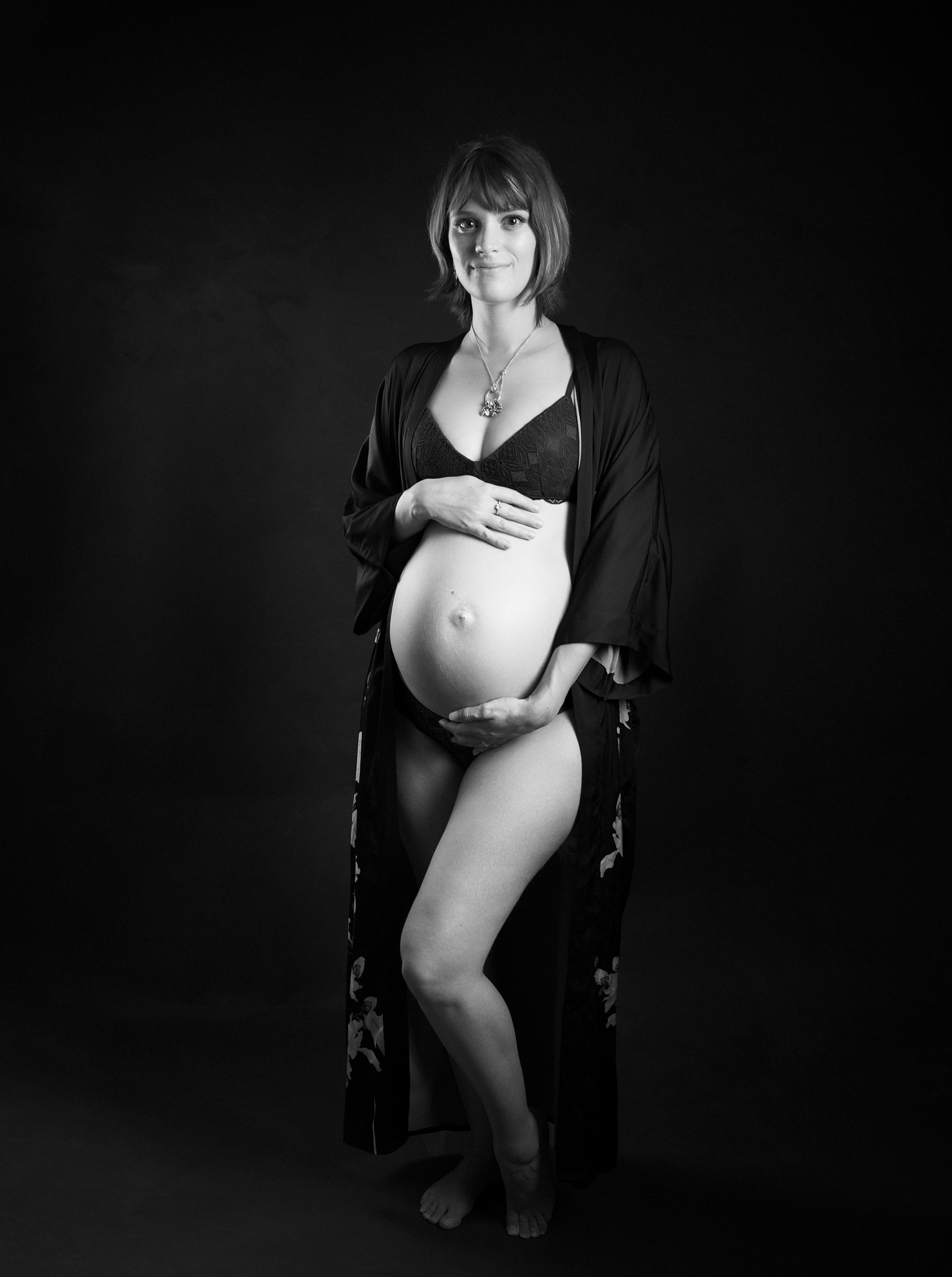 Photographe famille Boulogne sur Mer - Femme enceinte posant pour une séance studio 