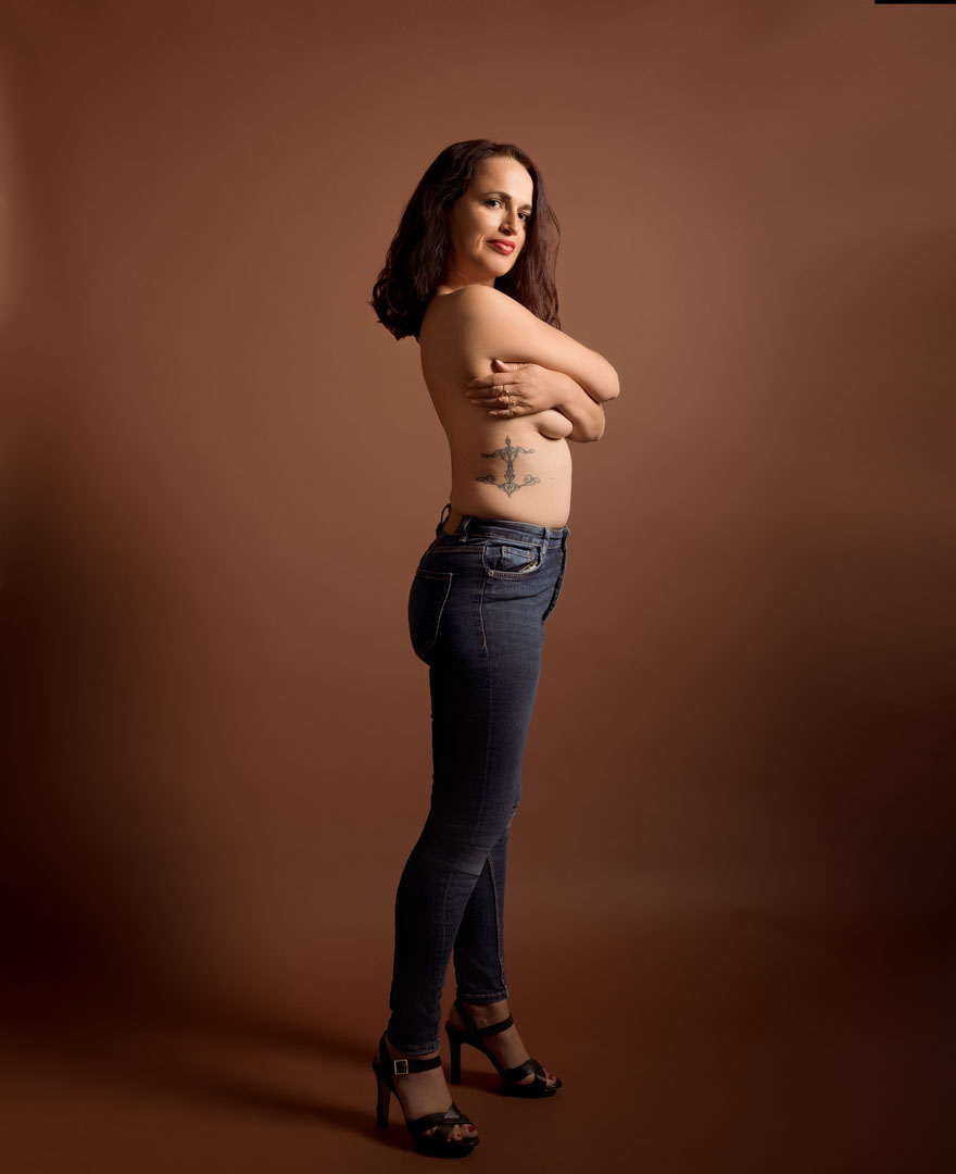 Femme seins nus avec un jean lors d'une séance photo en studio à Hardelot