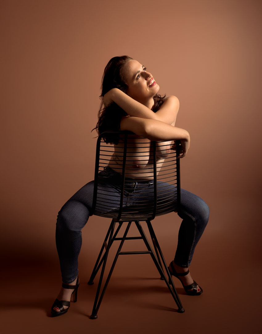 Femme seins nus avec un jean lors d'une séance photo en studio à Wimereux