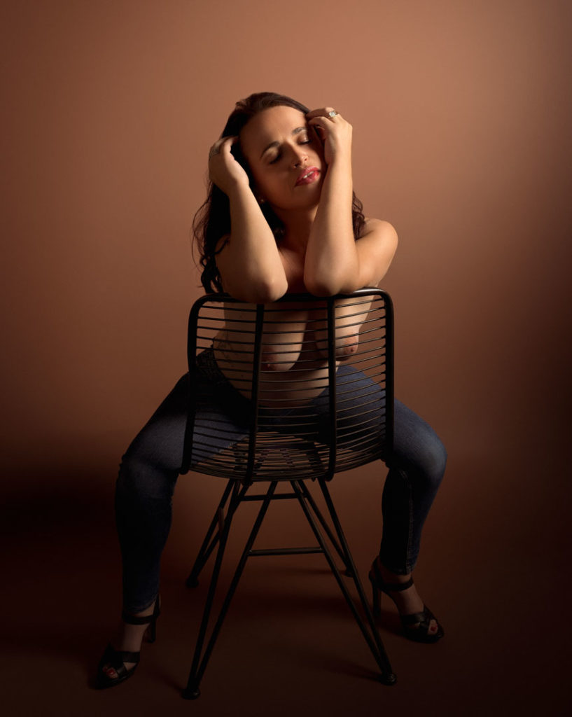 Cette image montre Marjorie, une cliente de notre studio, posant topless avec un jean lors d'une séance photo à Boulogne-sur-Mer. La séance a été conçue pour capturer la beauté et la confiance des femmes de 35 ans et plus