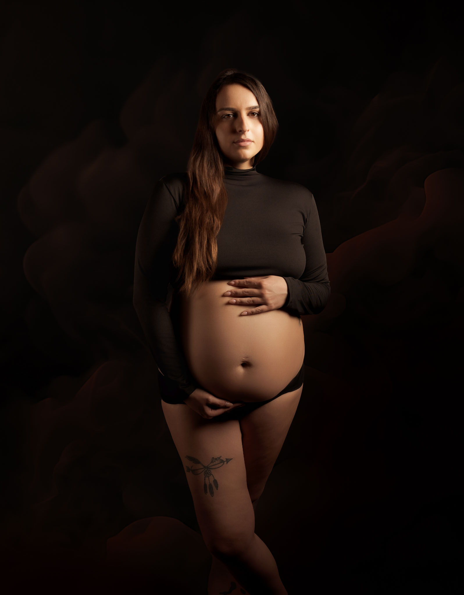 Portrait artistique d'une femme enceinte, Clémentine, posant avec un top et un slip noir , réalisée à son domicile à Samer