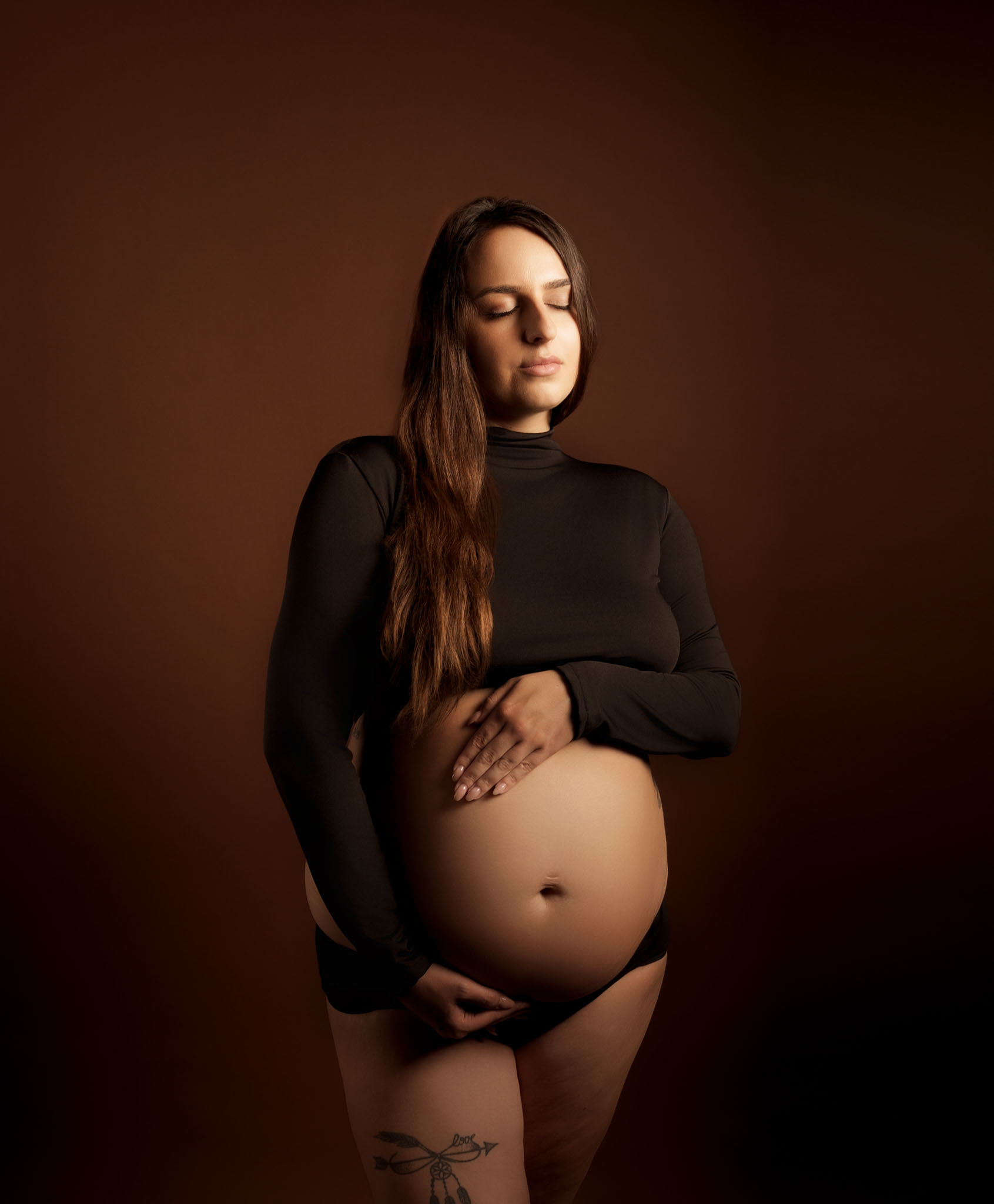  Portrait artistique d'une femme enceinte, Clémentine, posant avec un top et un slip noir , réalisée à son domicile à hardelot 