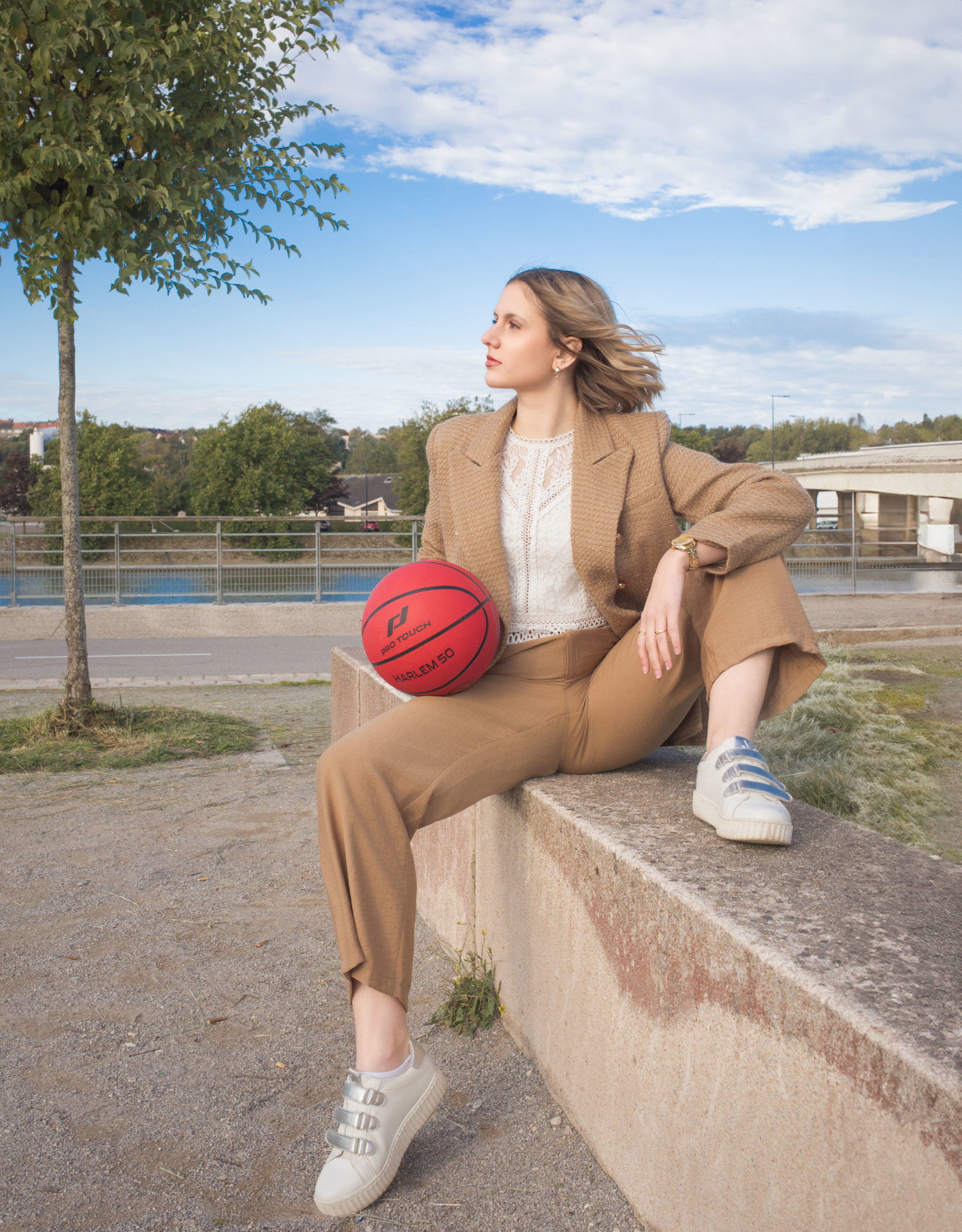 Photo d'un portrait d'une jeune femme blonde réalisée lors d'une séance mode sur un terrain de Basket de la ville de boulogne sur mer